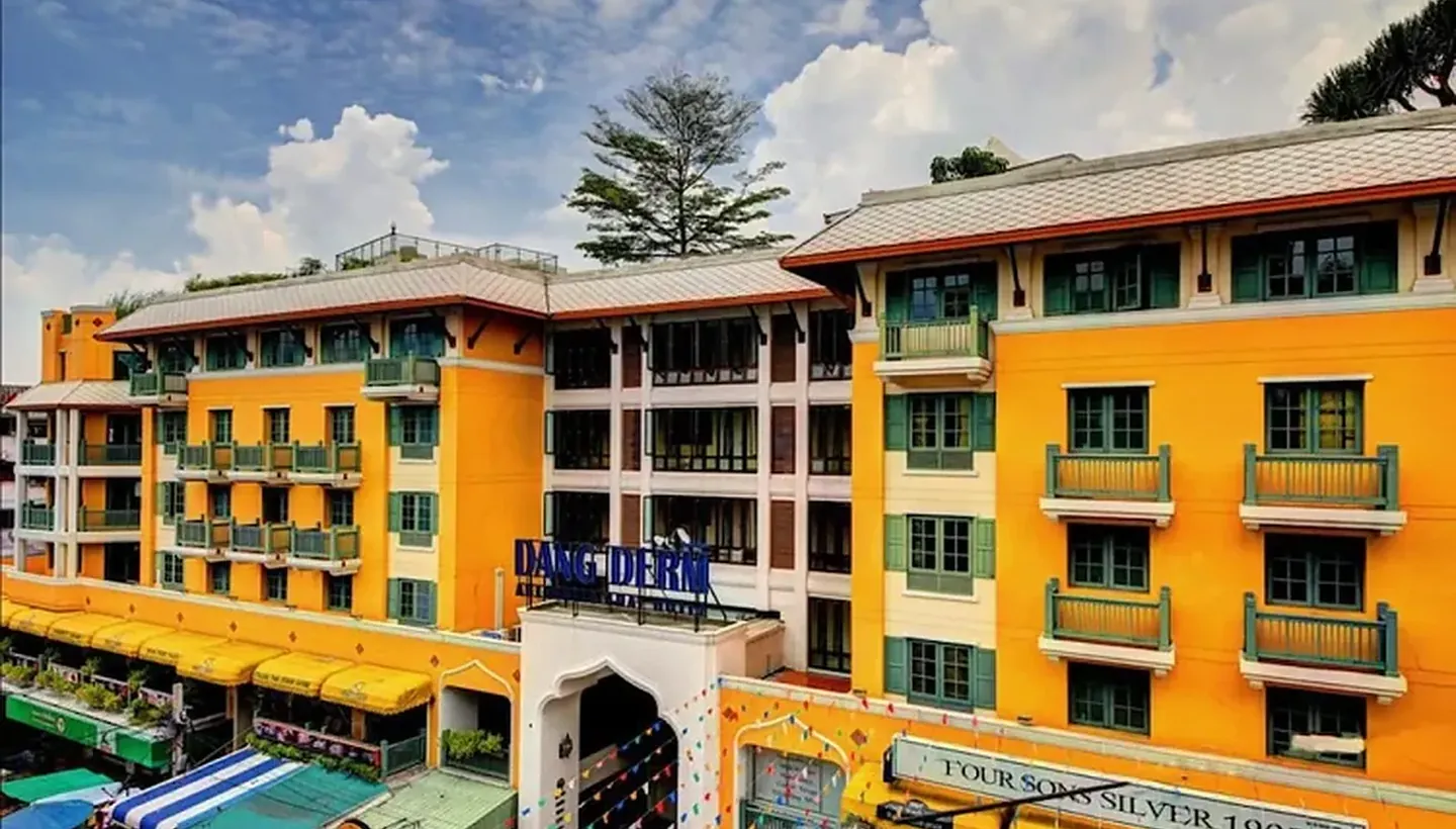 Dang Derm Hotel exterior on Khaosan Road