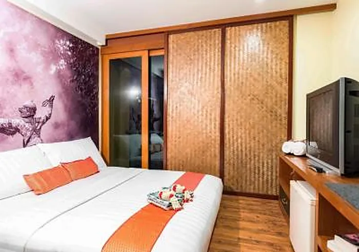 Queen Room at Dang Derm Hotel